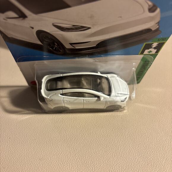 Hot Wheels Tesla Model Y 37/250 White - Picture 7 of 7